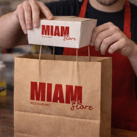 Personne emballe repas dans une boîte en carton kraft personnalisé en couleur dans un sac kraft personnalisé