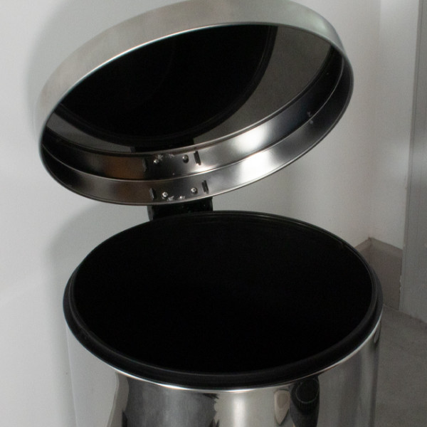 Poubelle Inox 5 L à pédale.