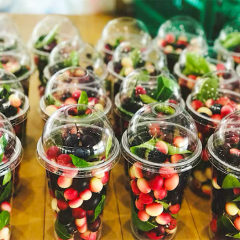 Pot alimentaire en plastique transparent 30 cL + couvercle dôme à trou