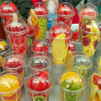 Pot alimentaire en plastique transparent 63 cL + couvercle dôme à trou