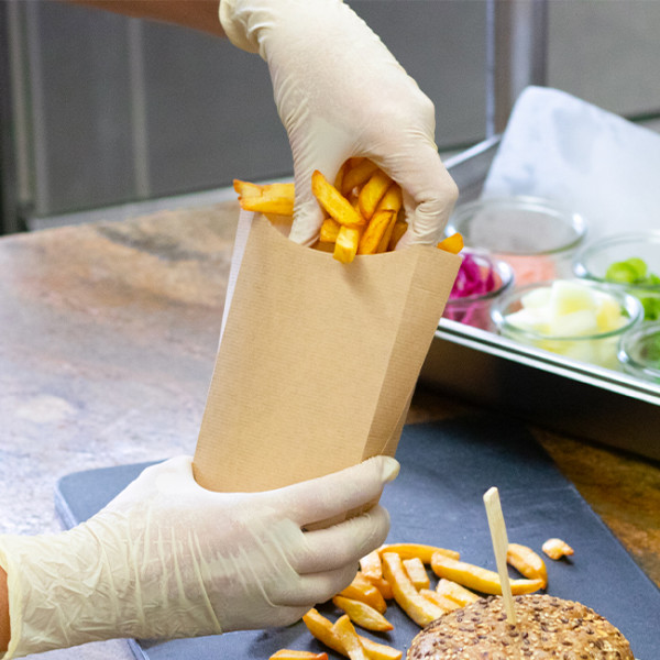 Couvre-gobelet + verres/carafes réutilisables Ø8cm. Emballage frites en carton kraft ne correspond pas.