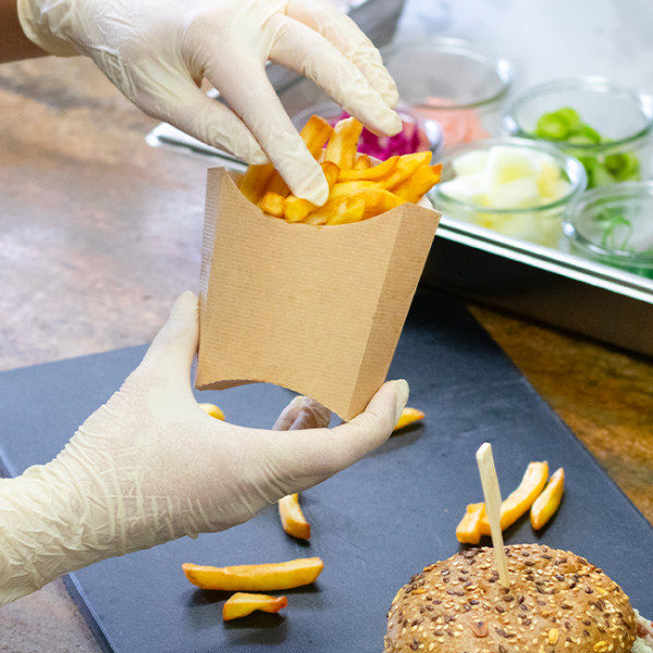Emballages éco-responsables pour frites et plats à emporter.