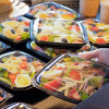 Plateau-repas plastique noir & blanc 38x24 cm, 5 compartiments.