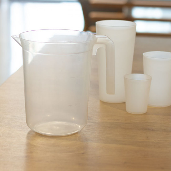 Bouteille et vaisselle réutilisables en plastique 1 L.