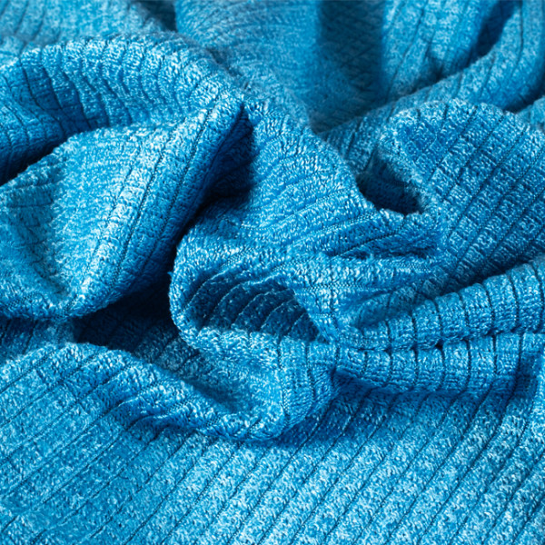 Lavettes et éponge de microfibre vertes.