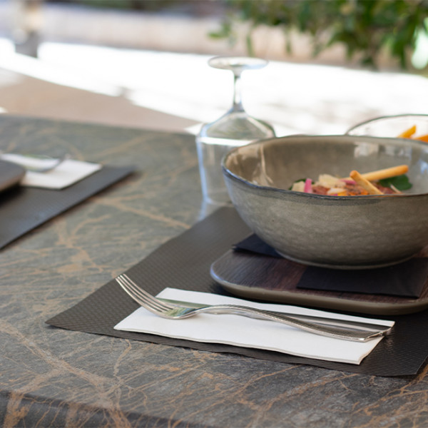 Set de table en papier noir jetable pour table de restaurant en terrasse