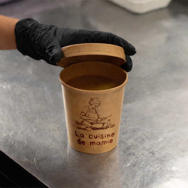 Emballer une soupe dans un pots à soupe avec personnalisation avec couvercle pour vente à emporter