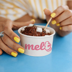 Pot à glace personnalisé avec glace au chocolat et mini-marshmallow