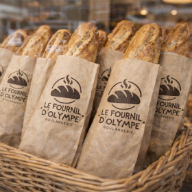 Baguette tradition emballé dans un sachet personnalisé pour tradition