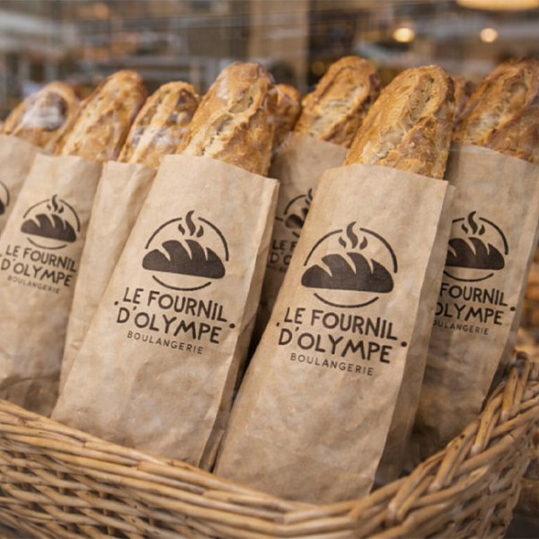 Baguette tradition emballé dans un sachet personnalisé pour tradition