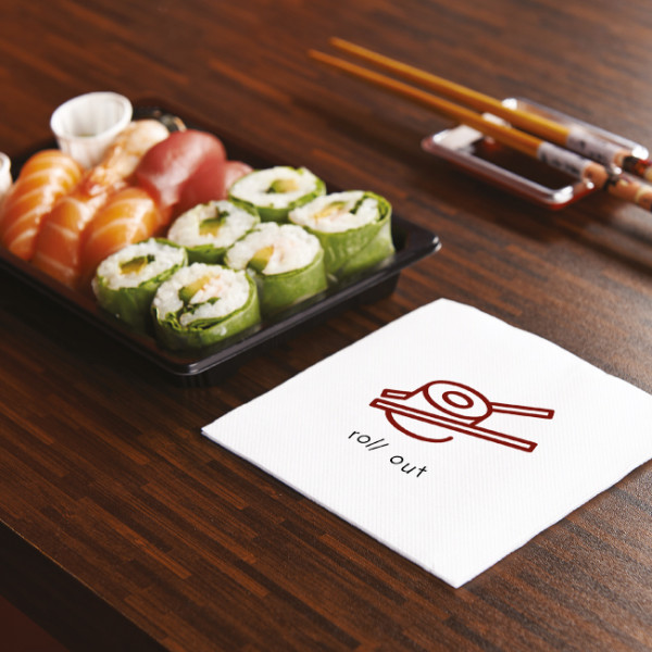 Restaurant de sushis avec plateaux et serviettes personnalisés avec logo