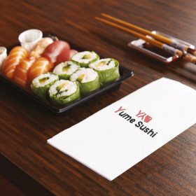 Serviette blanche plié personnalisable dans un restaurant de sushi