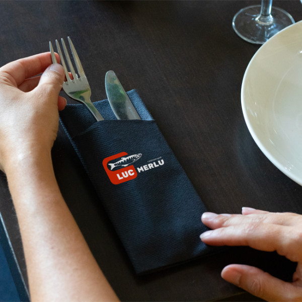 Serviettes en papier avec pochette personnalisée pour mise en place couvert : art de table pour restaurant