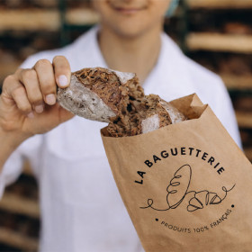 Baguette dans un sachet kraft personnalisé avec logo de boulangerie
